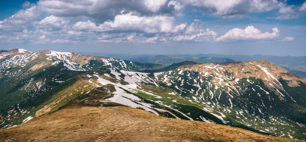 Wunderschönes Panorama Der Mit Schneeresten Bedeckten Gipfel Der Karpaten Einem — Stockfoto