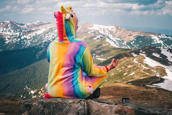 Karpat manzara arka plan üzerinde dağın tepesinde bir bahar gününde meditasyon tek boynuzlu at elbiseli kadın uzun yürüyüşe çıkan kimse. Yolculuk tutkusu seyahat kavramı.