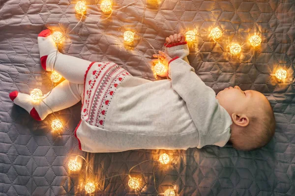 Κοριτσάκι που κοιμάται τα Χριστούγεννα το βράδυ στα φώτα — Φωτογραφία Αρχείου