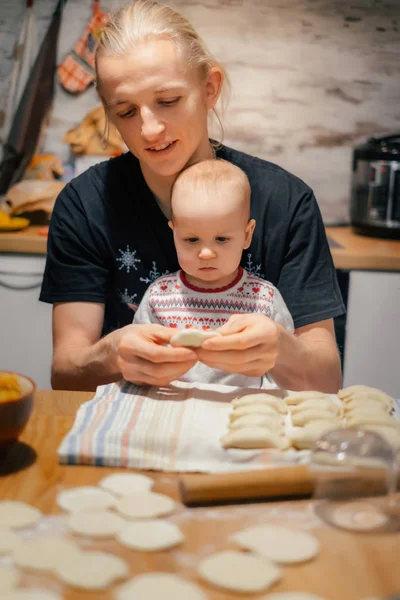 Πατέρας ετοιμάζεται πιάτο γεύση για την κόρη στην κουζίνα — Φωτογραφία Αρχείου