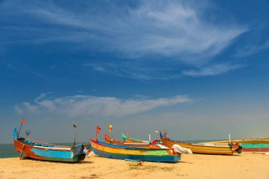 Güney Hindistan 'daki Varkala sahilinde balıkçı tekneleri