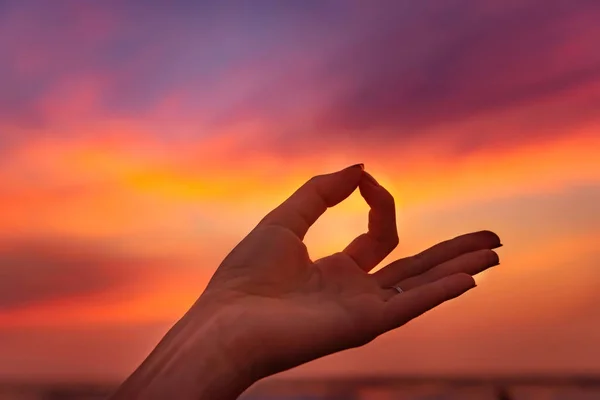 Jóga mudra meditáció a tengerpart közelében naplementekor. — Stock Fotó