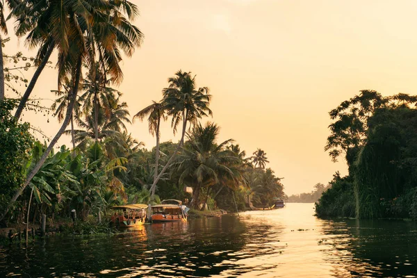 Güneşin doğuşunda yerel bir tekneyle Alleppey durgun sularında — Stok fotoğraf