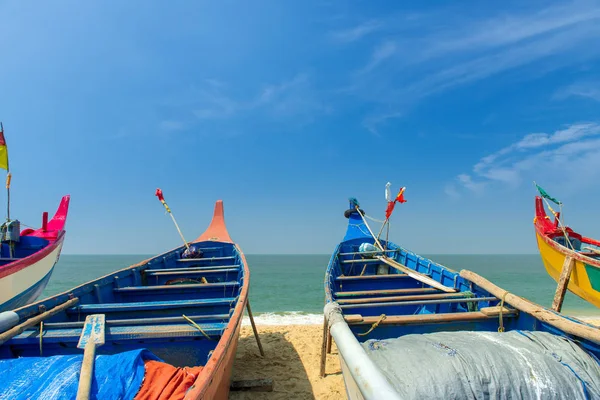 Bateaux de pêche sur la plage de Varkala en Inde du Sud — Photo