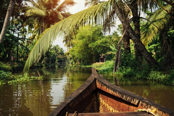 Традиционные местные лодки на Alleppey backwaters — стоковое фото
