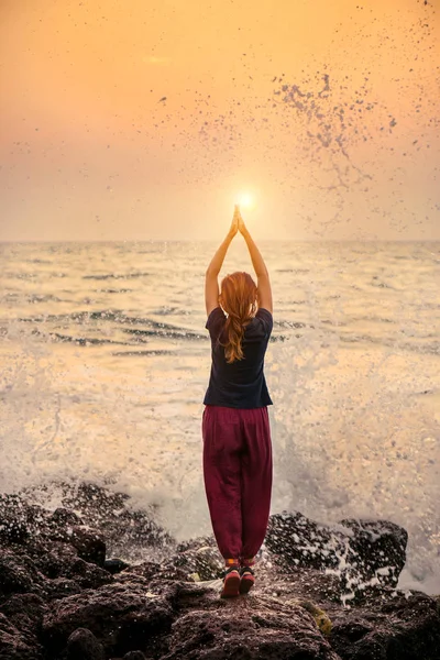 Hermosa meditación de yoga reflexión sobre el agua Goa playa al atardecer — Foto de Stock