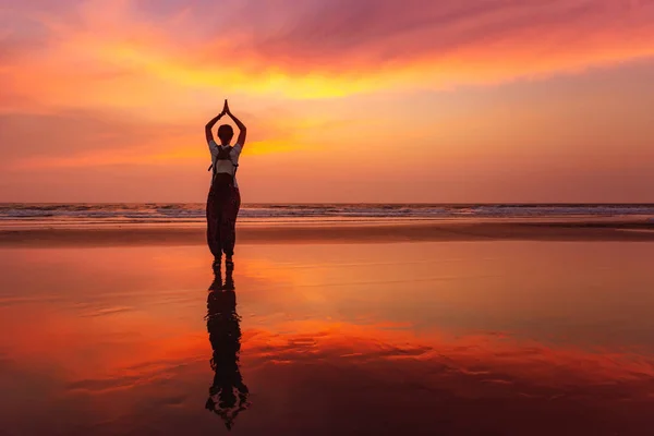 Hermosa meditación de yoga reflexión sobre el agua Goa playa al atardecer — Foto de Stock