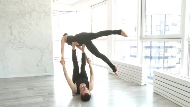 Bela Jovem Praticam Exercício Acro Ioga Com Homem Parceiro Estúdio — Vídeo de Stock