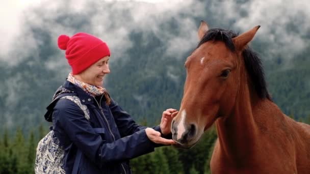 Joven Mujer Sonriente Gorra Roja Con Caballo Montaña Brumosa Escena — Vídeo de stock