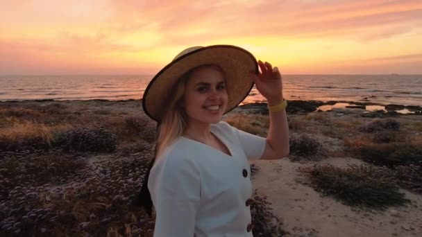 Beyaz Elbiseli Güzel Sarışın Kadın Kıbrıs Seyahat Deniz Feneri Plaj — Stok video