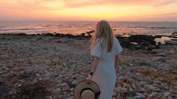 Belle Femme Blonde Robe Blanche Voyage Chypre Profiter Coucher Soleil — Video