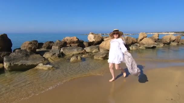 Mooie Blonde Vrouw Witte Jurk Lopend Het Koraal Baai Strand — Stockvideo