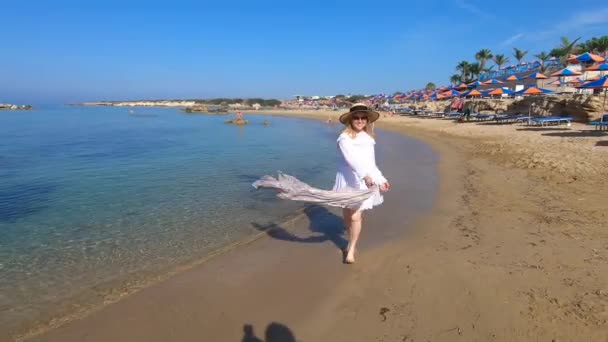 Mooie Blonde Vrouw Witte Jurk Lopend Het Koraal Baai Strand — Stockvideo