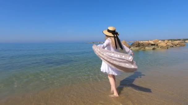 Mooie Blonde Vrouw Witte Jurk Lopend Het Koraal Baai Strand — Stockvideo