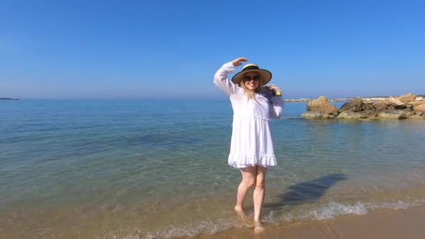 Schöne Blonde Frau Weißen Kleid Die Strand Der Korallenbucht Spaziert — Stockvideo