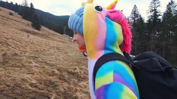 Perempuan Pendaki Dengan Kostum Unicorn Berjalan Melintasi Hutan Pegunungan Carpathian — Stok Video