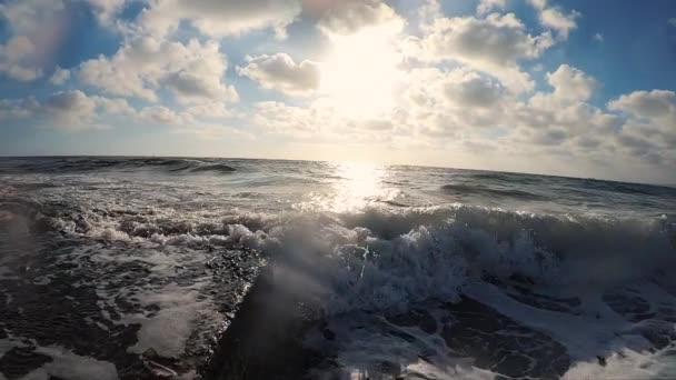 Медленное Движение Морских Волн Ломается Брызгает Скалу Снято Камеру Действия — стоковое видео