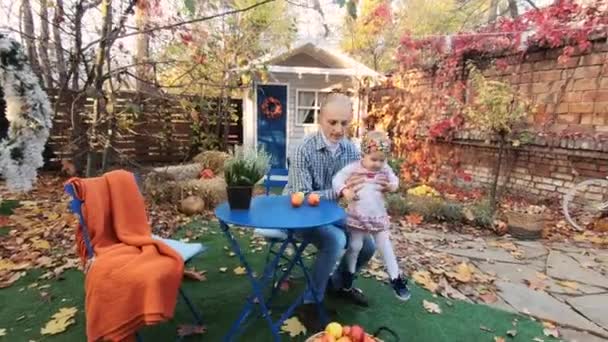 Glückliche Familie Spielt Und Hat Spaß Auf Dem Herbsthof Der — Stockvideo