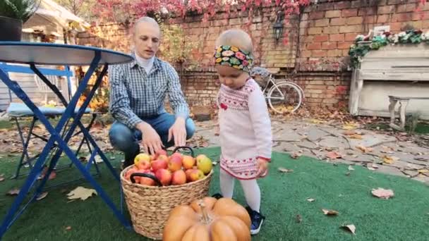 Gelukkige Familie Spelen Plezier Hebben Herfst Tuin Buurt Van Het — Stockvideo