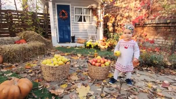 Feliz Niña Jugando Con Calabaza Cosechada Manzana Patio Granja Cubierto — Vídeos de Stock