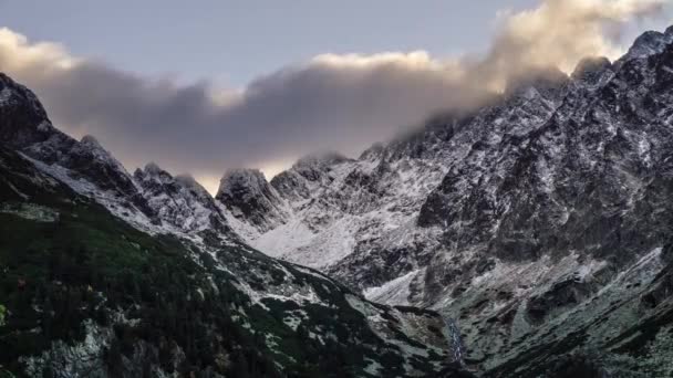 斯洛伐克日落时分 雷西峰的雪天和多云的冬季山景渐渐消逝 — 图库视频影像