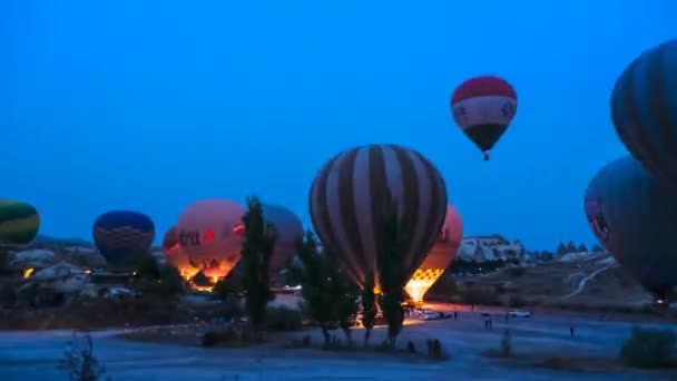 2018年10月16日 色彩艳丽的热气球在日出时分飞越美丽的Goreme村风景 Cappadocia是土耳其著名的旅游胜地 — 图库视频影像