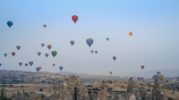 Goreme Turquie Octobre 2018 Des Montgolfières Colorées Survolant Magnifique Paysage — Video
