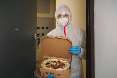 Virüs salgını ve karantina süresince güvenli pizza teslimatı.