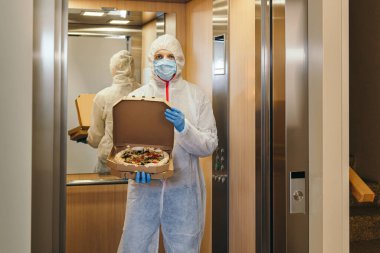 Virüs salgını ve karantina süresince güvenli pizza teslimatı.