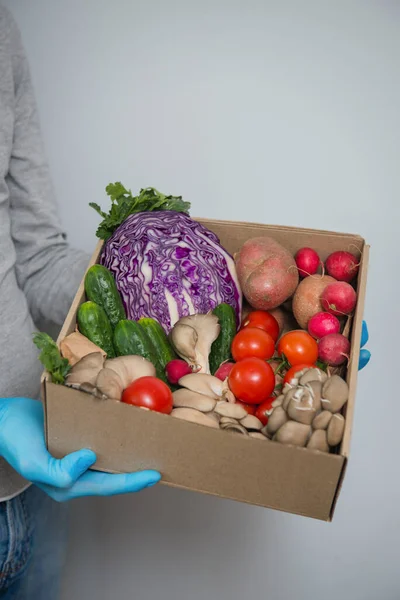 Entrega domiciliar segura de vegetais durante surto de vírus e quarentena — Fotografia de Stock