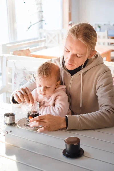 Glücklicher junger Vater und Tochter verbringen Zeit miteinander im Café — Stockfoto