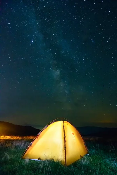 Nachthimmel und gelbes Zelt mit Licht — Stockfoto