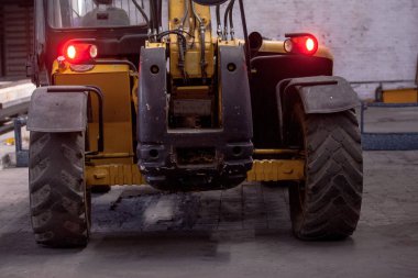 Demir ve Çelik Fabrikası. Erimiş Demir Dökümü. Metal endüstrisi, erimiş metal, parlayan çelik endüstrisi, erimiş çelik, eriyen çelik, metalurji fabrikası, kırmızı-sıcak metal üretimi, sıcak metal üretimi,