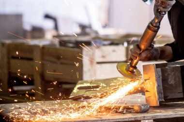 Metal, kıvılcım kesme ve taşlama