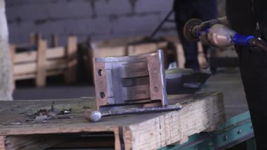 Demir ve Çelik Fabrikası. Erimiş Demir Dökümü. Metal endüstrisi, erimiş metal, parlayan çelik endüstrisi, erimiş çelik, eriyen çelik, metalurji fabrikası, kırmızı-sıcak metal üretimi, sıcak metal üretimi,