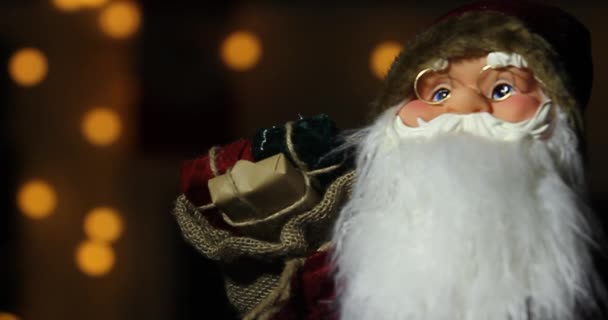 Cláusula de Papai Noel em pé em quarto especialmente decorado, olhando para a câmera e sorrindo - conceito de espírito de Natal close up retrato 4k imagens — Vídeo de Stock