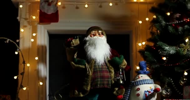Santa ρήτρα στέκεται σε ειδικά διακοσμημένο δωμάτιο, κοιτάζοντας κάμερα και χαμογελώντας - Χριστούγεννα πνεύμα έννοια close up πορτρέτο 4k πλάνα — Αρχείο Βίντεο