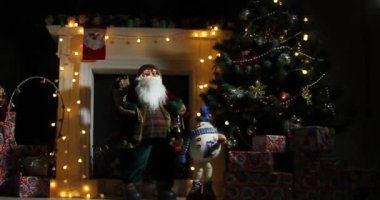 Noel Baba özel dekore edilmiş odada duruyor, kameraya bakıyor ve gülümsüyor - noel ruhu konsepti 4k portreyi yakın çekim