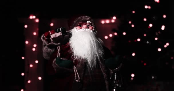 Santa clause debout dans une pièce spécialement décorée, regardant la caméra et souriant - Noel esprit concept close up portrait séquences 4k — Video