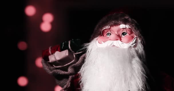 Santa doložka stojí ve speciálně zdobené místnosti, dívá se na fotoaparát a usmívá - vánoční duch koncept close up portrét 4k záběry — Stock video