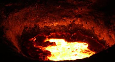 Dökümhanede sıkı çalışma. Erimiş çelik dökülüyor. Sıvı çelik dökülüyor. Erimiş metal dökümü, metalürji, çelik döküm dökümü. Çelik imalatı