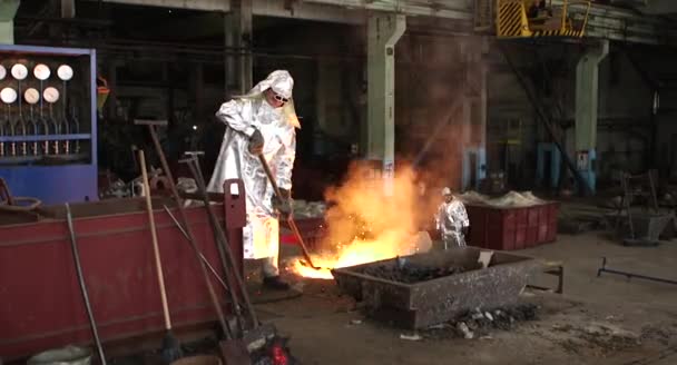 Dökümhanede Sıkı Çalışma Erimiş Çelik Dökülüyor Sıvı Çelik Dökülüyor Erimiş — Stok video