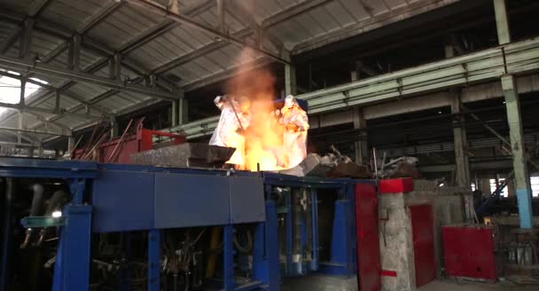 Trabalho Duro Fundição Despejar Aço Fundido Despejo Aço Líquido Despejo — Vídeo de Stock