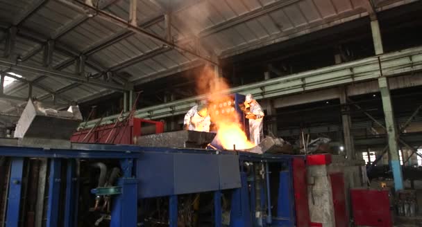 鋳造所でのハードワーク 溶融鋼を入れてください 液体鋼を注ぐ 溶融金属注ぎ 鋳鋼鋳造鋳造鋳造工場 鉄鋼製造業 — ストック動画