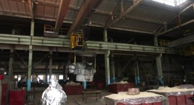 Dökümhanede sıkı çalışma. Erimiş çelik dökülüyor. Sıvı çelik dökülüyor. Erimiş metal dökümü, metalürji, çelik döküm dökümü. Çelik imalatı