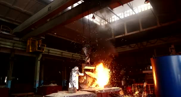 Hard Werken Gieterij Giet Gesmolten Staal Vloeibaar Staal Gieten Gesmolten — Stockvideo