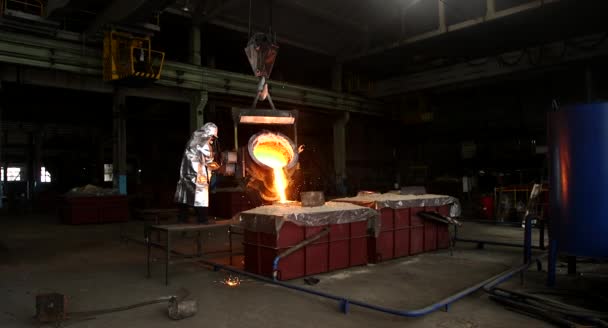 在铸造厂辛苦工作 浇注钢水 液态钢浇注 熔融金属浇注 铸钢等 钢铁制造业 — 图库视频影像