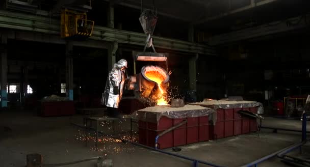鋳造所でのハードワーク 溶融鋼を入れてください 液体鋼を注ぐ 溶融金属注ぎ 鋳鋼鋳造鋳造鋳造工場 鉄鋼製造業 — ストック動画
