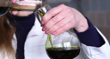 Kimyager Biyokimyacı Test Tüpleri İlaç Laboratuvarına Sıvı Döküyor