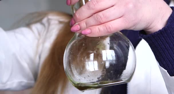 시험관 연구소에 액체를 부어넣는 화학자 생화학 — 비디오